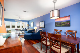 60 Mariners Cay Dr in Folly Beach, SC - Foto de edificio - Building Photo