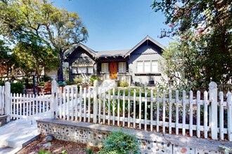 1845 Las Lunas St in Pasadena, CA - Building Photo - Building Photo