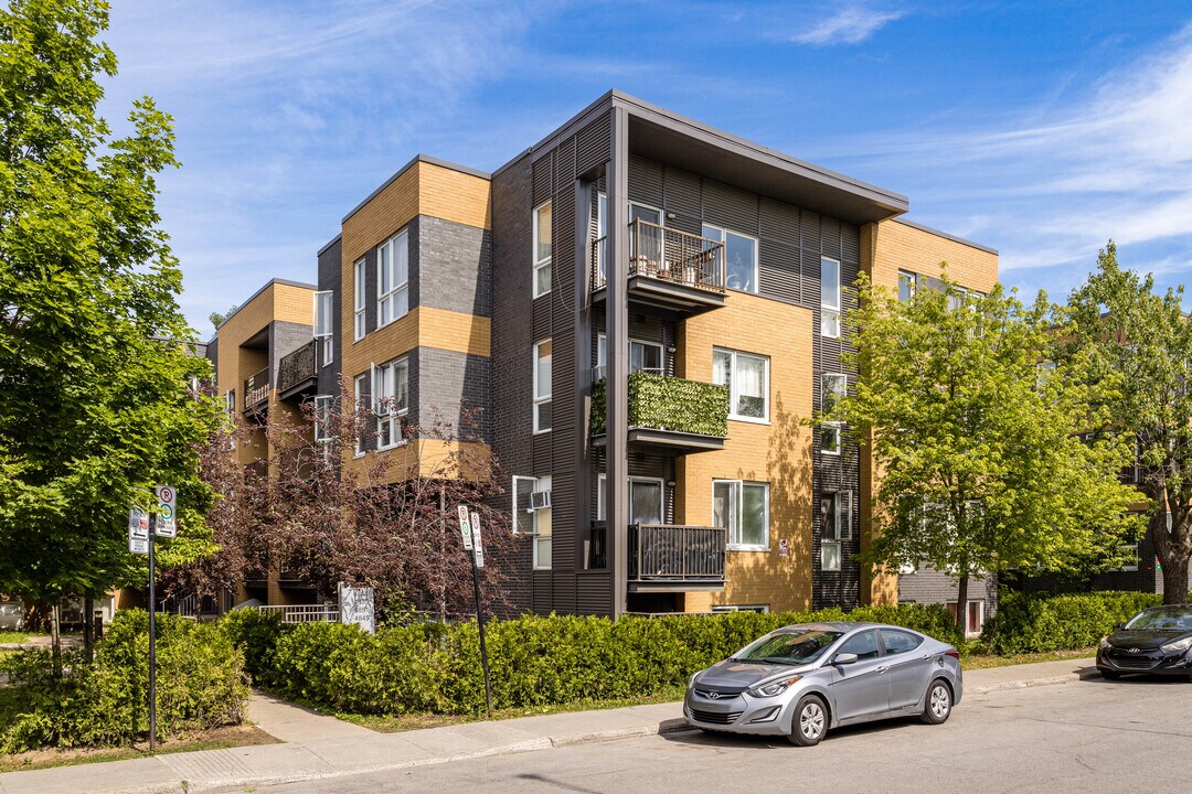 4855 De Courtrai in Montréal, QC - Building Photo