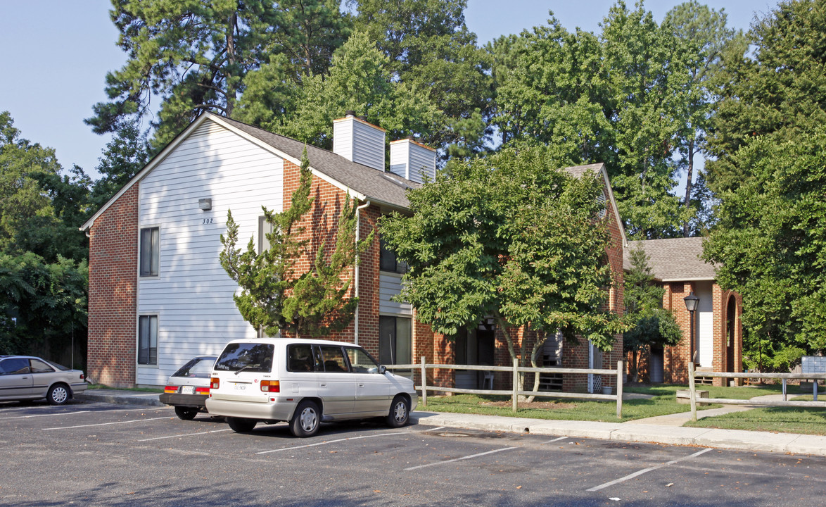 Adams, Condos in Newport News, VA - Foto de edificio