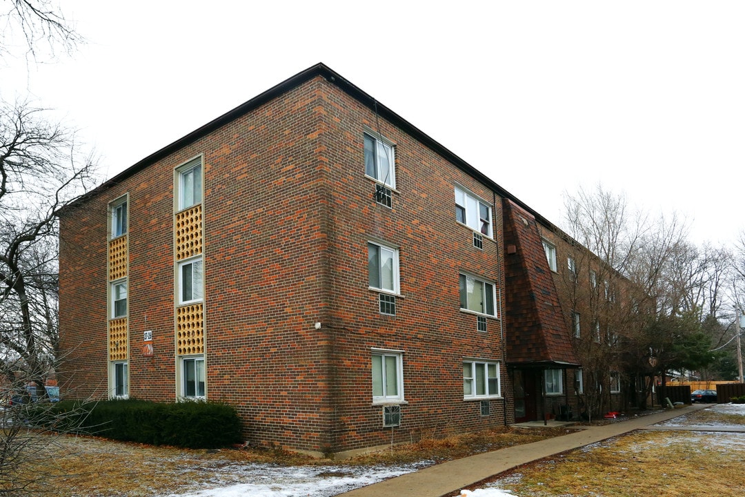 JHO Apartments in Arlington Heights, IL - Building Photo