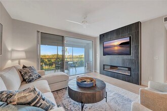 7671 Pebble Creek Cir in Naples, FL - Foto de edificio - Building Photo
