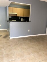 7130 NW 179th St in Hialeah, FL - Foto de edificio - Building Photo