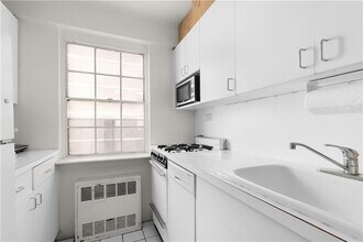 240 E 55th St, Unit 9H in New York, NY - Foto de edificio - Building Photo