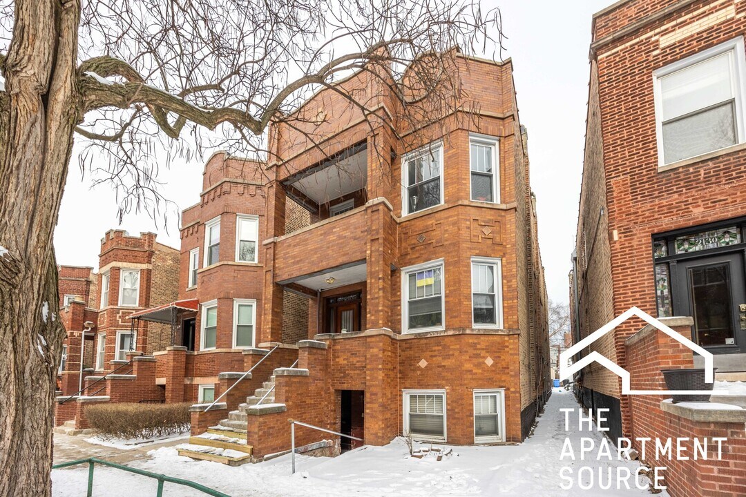 2132 W Iowa St, Unit 1F in Chicago, IL - Foto de edificio
