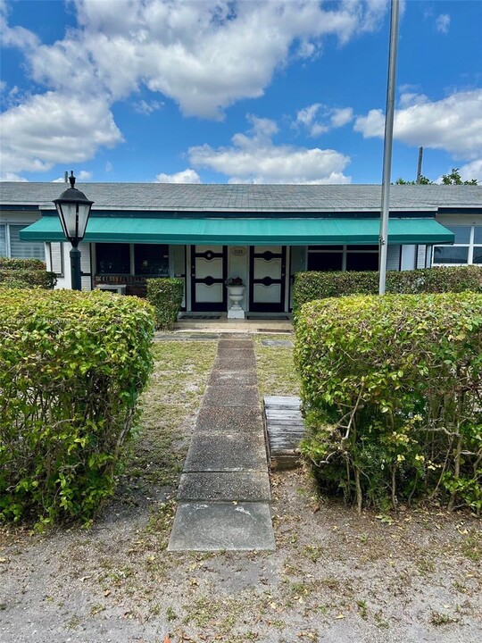 1120 N 59th Ave in Hollywood, FL - Foto de edificio