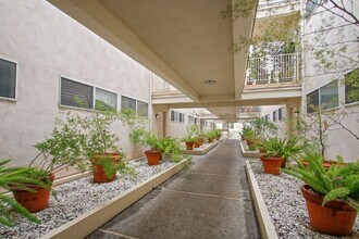 1002 12th St in Santa Monica in Santa Monica, CA - Building Photo - Interior Photo