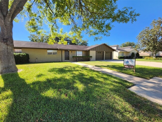 713 Clubside Dr in East Bernard, TX - Building Photo - Building Photo