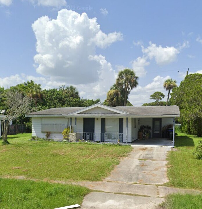 8108 Cristobal Ave in North Port, FL - Foto de edificio