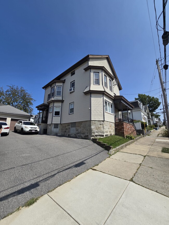 876 Middle St, Unit Third Floor in Fall River, MA - Foto de edificio - Building Photo