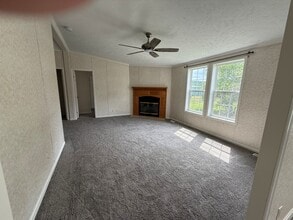 1336 Mars Evans City Rd in Evans City, PA - Foto de edificio - Building Photo