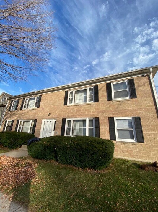 2170 S 94th St in West Allis, WI - Building Photo