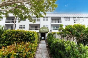 72 7th St S, Unit 301 in Naples, FL - Building Photo