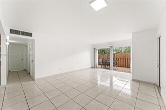 4300 NW 79th Ave in Doral, FL - Foto de edificio - Building Photo