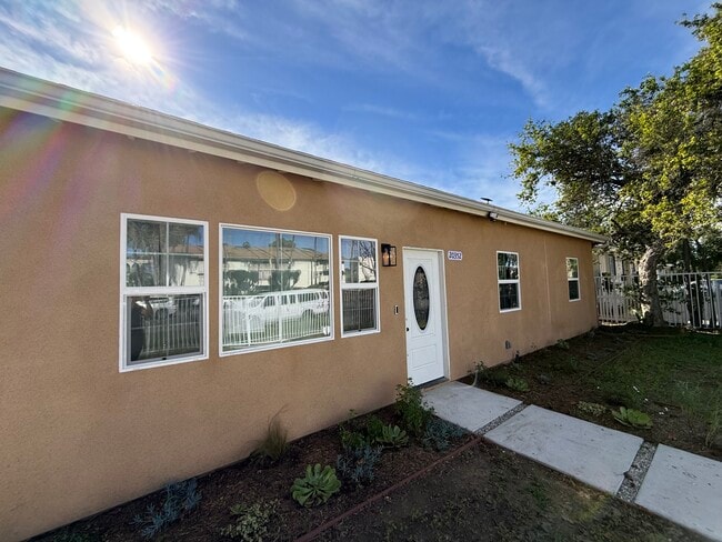 20352 Sherman Way in Winnetka, CA - Foto de edificio - Building Photo