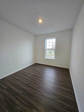 719 W Pt Wy in Oswego, IL - Foto de edificio - Building Photo