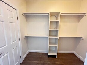 Flint 301 S Kenmore LLC in Los Angeles, CA - Building Photo - Interior Photo