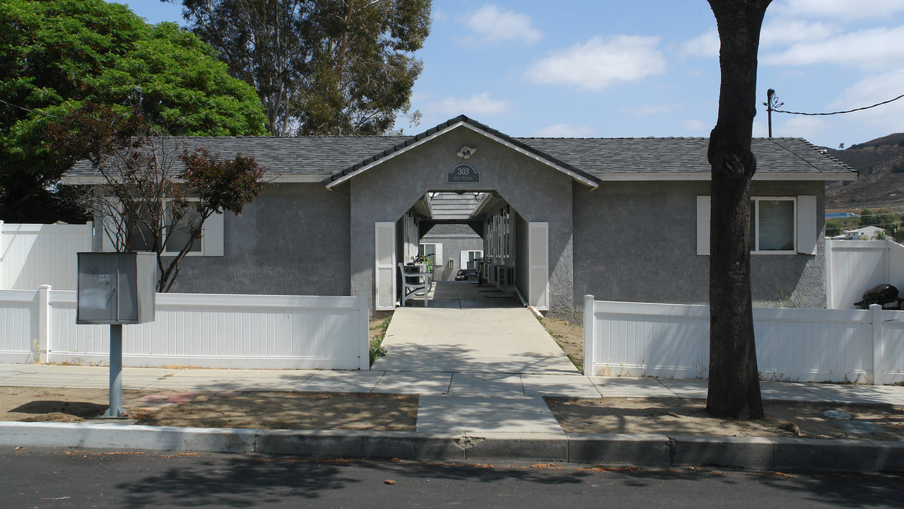 303 W Pottery St in Lake Elsinore, CA - Building Photo