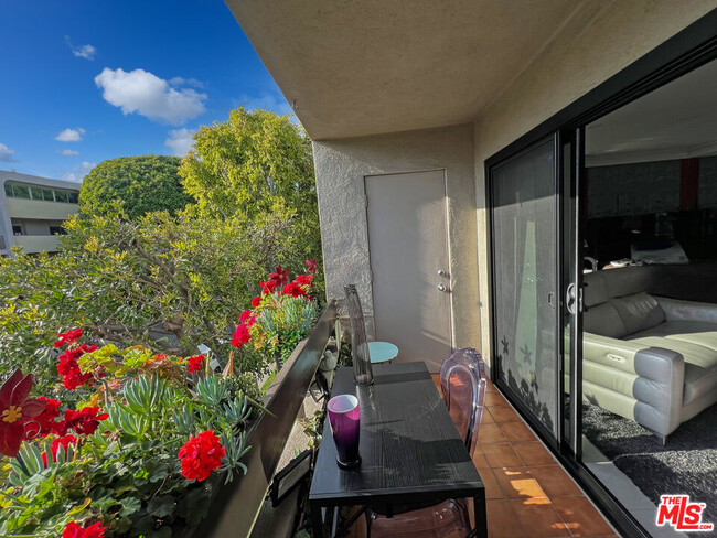 950 Kings Rd in West Hollywood, CA - Foto de edificio - Building Photo
