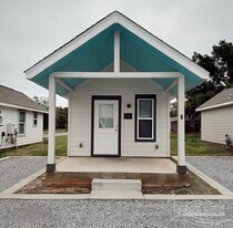 2051 W Blount St in Pensacola, FL - Building Photo