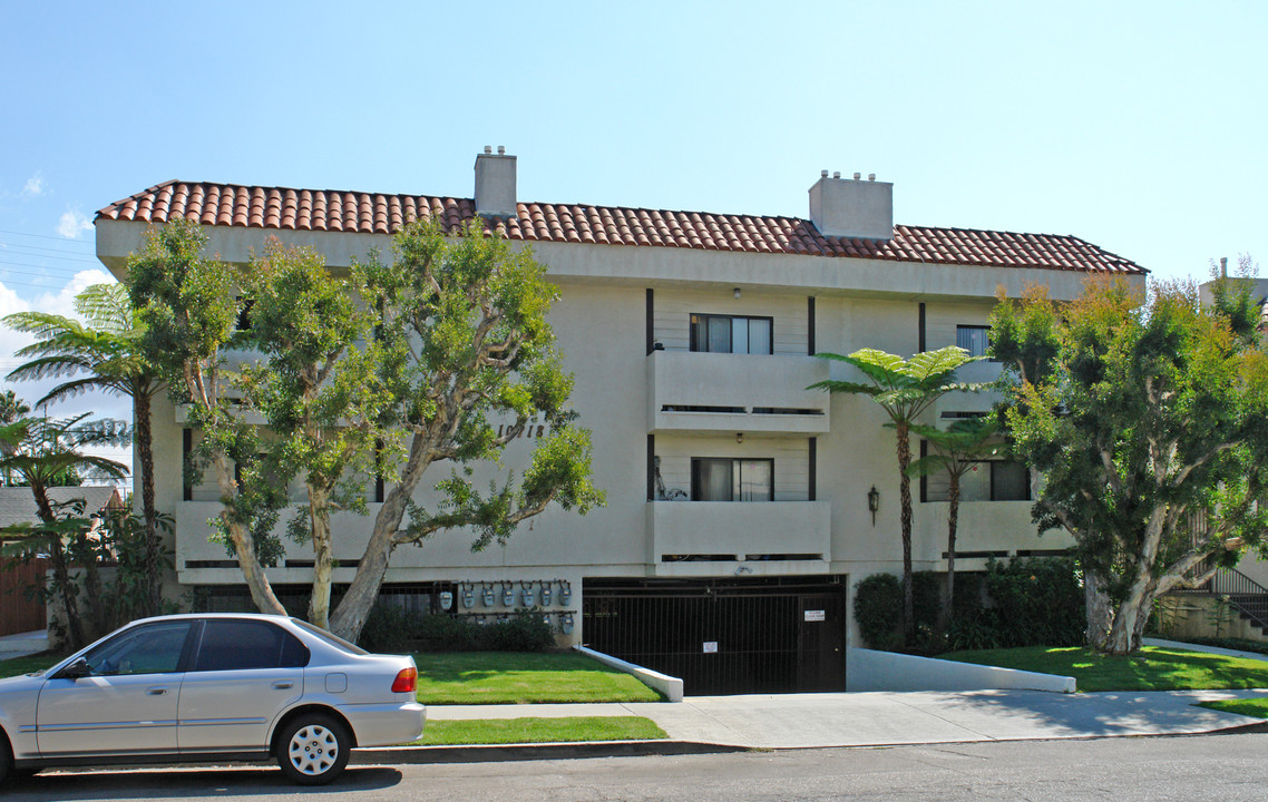 10718 Lawler St in Los Angeles, CA - Building Photo