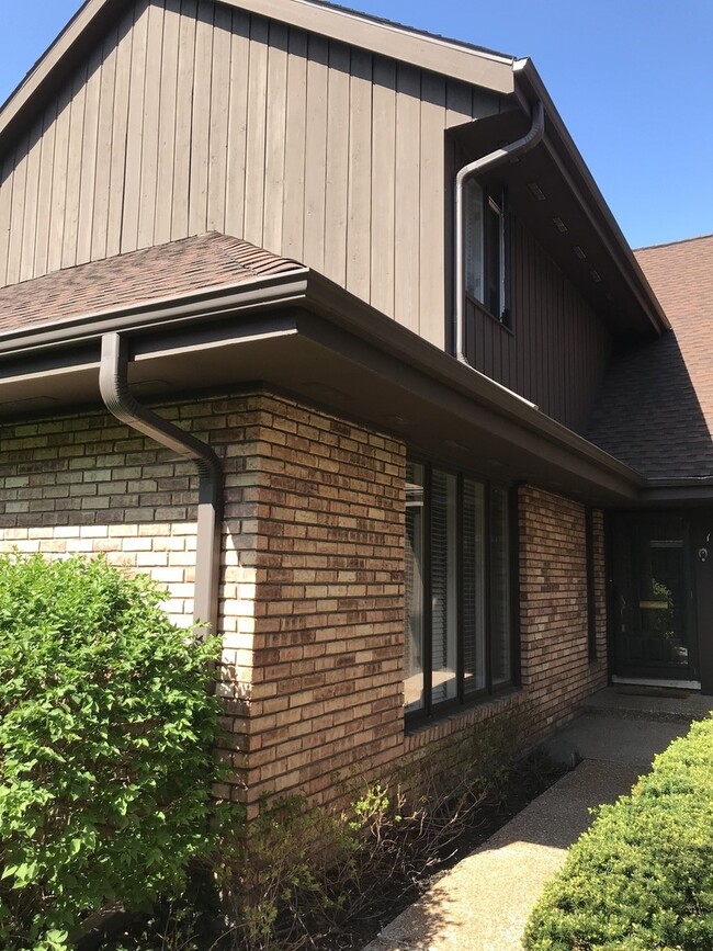 property at 1872 Mission Hills Ln