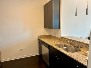 757 N Orleans St, Unit 2101 in Chicago, IL - Building Photo - Building Photo