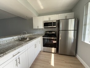 Brandon Palm Springs Apartment Homes in Palm Springs, FL - Foto de edificio - Building Photo