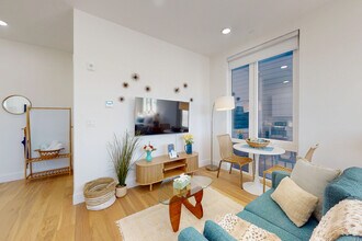 38 Hichborn St, Unit 402 in Boston, MA - Building Photo - Building Photo