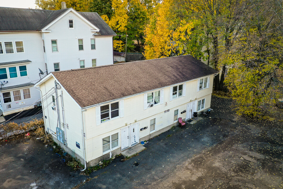 102 Locust St in Waterbury, CT - Building Photo