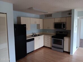 300 Lakepointe Dr in Altamonte Springs, FL - Building Photo - Building Photo