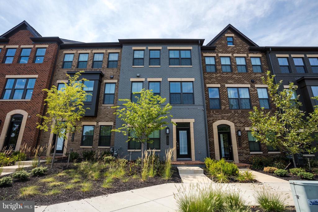 13208 Woodland Park Rd in Herndon, VA - Building Photo