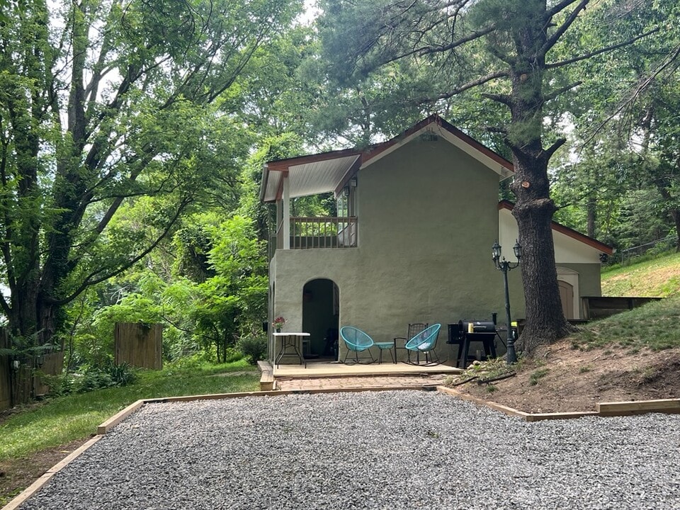 450 Hill Terrace in Pulaski, VA - Building Photo