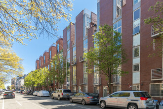 164 Scholes St in Brooklyn, NY - Building Photo - Building Photo