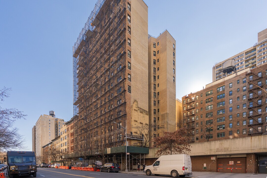 50-58 W 96th St in New York, NY - Building Photo