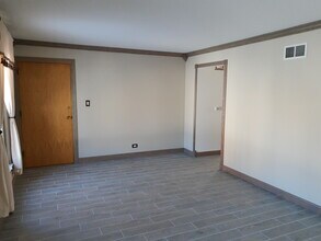 1343 Woodview Ln in Glenview, IL - Building Photo - Building Photo