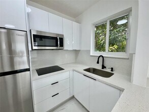 421 NW 13th Ave-Unit -B in Miami, FL - Building Photo - Building Photo