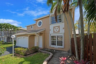 10065 NW 54th Terrace in Miami, FL - Building Photo - Building Photo