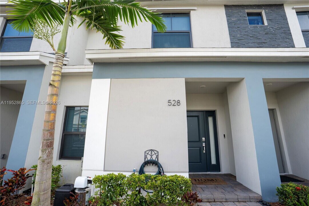 5280 NE 1st Dr in Florida City, FL - Building Photo