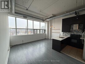 700 King St W in Toronto, ON - Building Photo