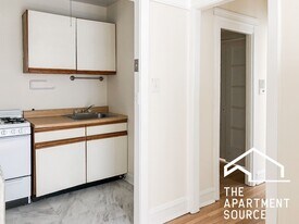 518 W Cornelia Ave, Unit 216 in Chicago, IL - Building Photo