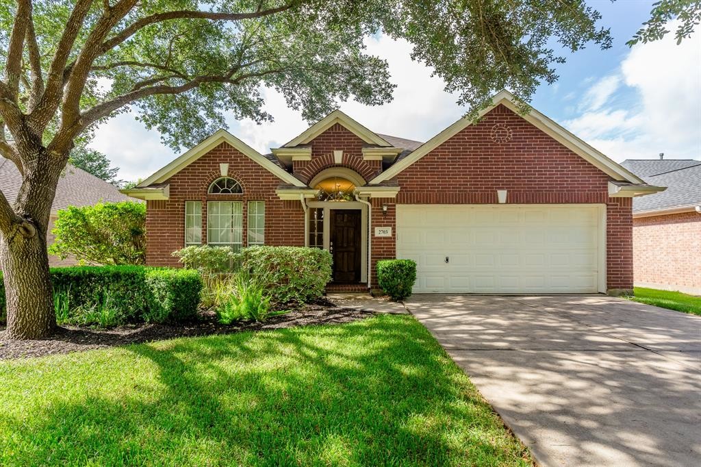 2703 Falling Forest Ct in Richmond, TX - Building Photo