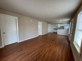 1034 W Village Ct, Unit D in Pasadena, TX - Building Photo
