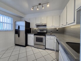 7440 Harding Ave, Unit 403 in Miami Beach, FL - Building Photo