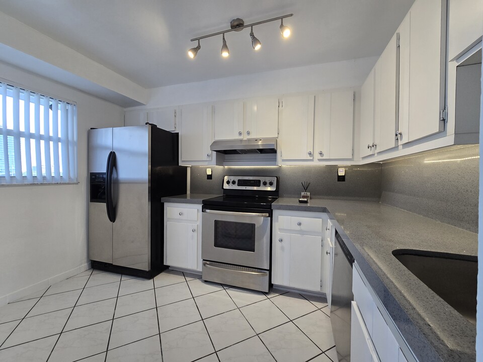 7440 Harding Ave, Unit 403 in Miami Beach, FL - Building Photo