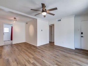 10216 Regal Oaks Dr in Dallas, TX - Building Photo - Building Photo