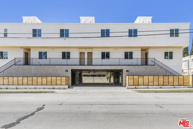 11241 Morrison St-Unit -1 in Los Angeles, CA - Building Photo - Building Photo