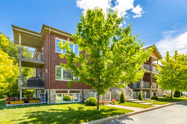 5747 Grande-Allée in Brossard, QC - Building Photo - Building Photo