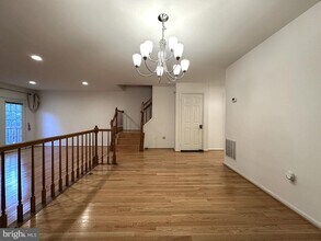 6042 Loganwood Dr in Rockville, MD - Building Photo - Building Photo