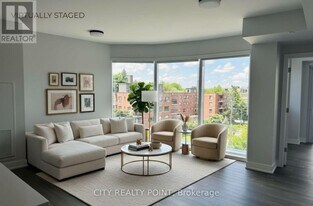 2525 Bathurst St in Toronto, ON - Building Photo